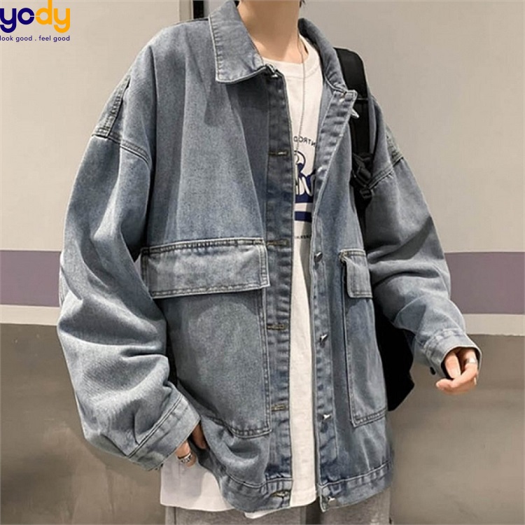 Kết hợp áo thun trắng nam với áo khoác denim