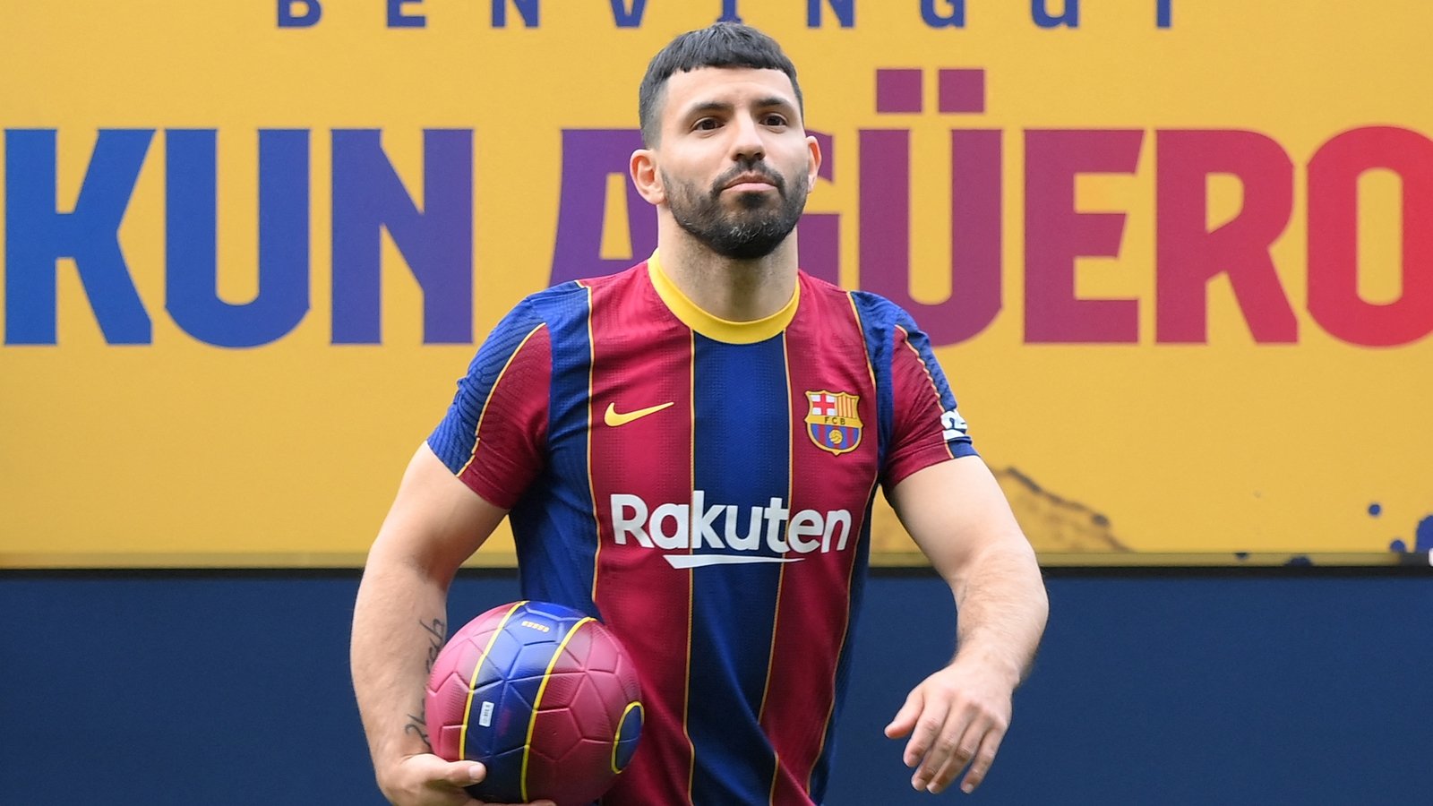 Tiền đạo Sergio Aguero chính thức đầu quân cho Barcelona