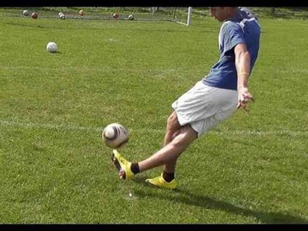 Rabona là gì? Cách thực hiện kỹ thuạt sút chéo chân